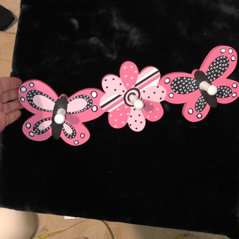 Joyson Butterfly wall art for children’s room. Pink with black-  3 prong